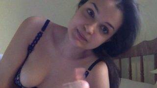 NRI yang menggoda memberikan blowjob dan handjob yang memuaskan