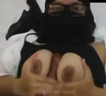 Tante Berjilbab Bercadar yang Menggoda dan Penuh Nafsu