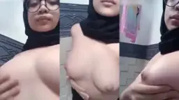 Ukhti Montok dengan Payudara Besar yang Sangat Nakal dan Menggoda