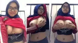 Video Cewek Berjilbab Tanpa Busana Pakai Kacamata, Remasan Payudara Besar