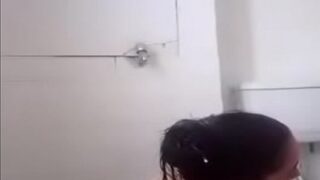 Video panas pasangan muda mandi telanjang di kamar mandi