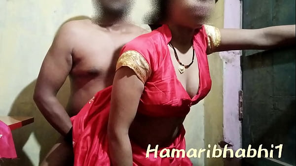 Istri Desa India Digoda dalam Saree Merah yang Menggoda