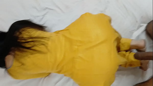 Bibi India bergoyang pantat besar dengan gaya doggy