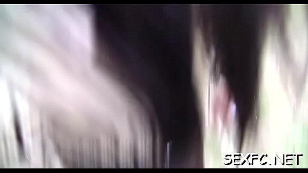Gadis-gadis mesum yang nyaris telanjang menggila memuja batang hingga urusan selesai