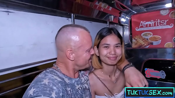 Gadis Thai mungil digoyang di tuk-tuk Pattaya sampai klimaks