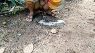 Tante Desi buang air kecil di alam liar, wajib ditonton
