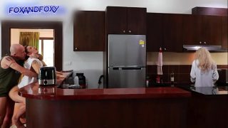 Hampir Ketahuan Anal Spontan di Dapur, Ibu Mertua Sedang Masak Sarapan