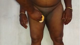 Wanita Tamil Telugu Kannada Malayalam Hindi yang panas, istri nakal Vanitha, teman memakai saree biru memperlihatkan payudara besar dan memek dicukur, meremas payudara keras, menekan puting, menggosok memek dan masturbasi