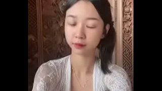 Sindi yang Menggoda dengan Tubuh Seksi dan Sensual