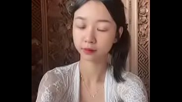 Sindi yang Menggoda dengan Tubuh Seksi dan Sensual