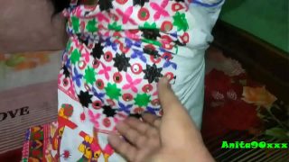 Bhabhi seksi India dalam gaun Rajasthan, bergoyang liar dengan suara erotis Hindi