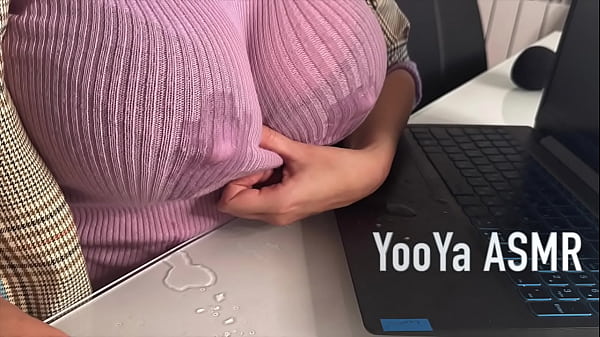 Ibu Tiri yang Panas Menggoda Anak Tirinya di Kantor, Memamerkan Puting Susu yang Menggairahkan dan Memuaskan Batang Besarnya dengan Tangan