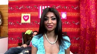 Mama Latina yang menggoda dan siap memuaskan hasrat