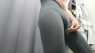 Kamar ganti. Kamera tersembunyi. Gadis Rusia dengan payudara montok dan puting menggoda