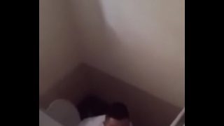 Người đàn ông trung niên thủ dâm trong nhà vệ sinh trường học