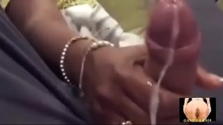 Goyangan Tangan Ibu India yang Menggairahkan