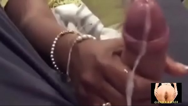Goyangan Tangan Ibu India yang Menggairahkan