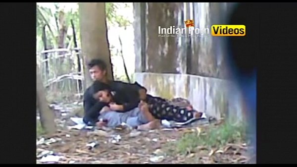 Video Mesum India: Cewek Desi Ngentot di Luar Ruangan Sambil Ngewe
