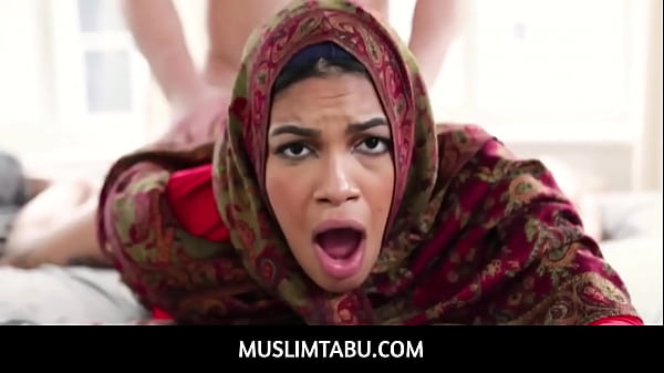 Maya Farrell: Saudara Tiri Arab Bergaun Hijab Dipaksa Menikah, Gairah Tersembunyi Terungkap
