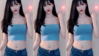 Cô nàng Trung Quốc uốn éo trong lớp váy mỏng tang