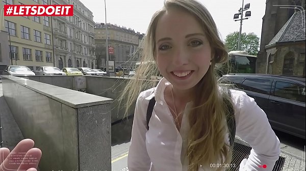 Anya Akulova, Gadis Rusia yang Menggila, Dihardik Kontol Besar Nyata Saat Liburan Kota
