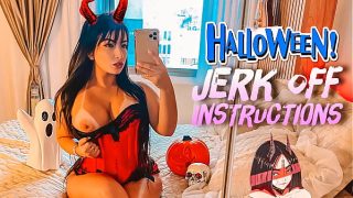 Gadis setan nakal dengan bokong dan payudara montok, cosplay Latina, memberikan instruksi masturbasi sambil memakai strap-on dan memintamu menyelesaikan di kakinya.