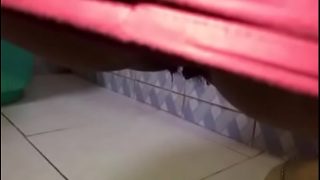 Desi pacar lagi pipis di kamar mandi