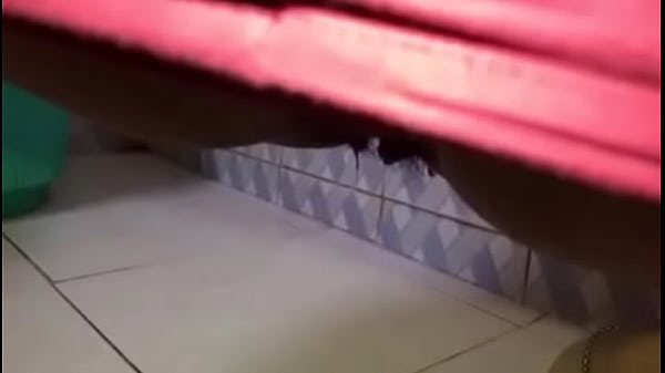 Desi pacar lagi pipis di kamar mandi