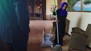 Pembersih Arab Terungkap – Dapat Uang Tambahan dari Bos dengan Imbalan Layanan Ranjang