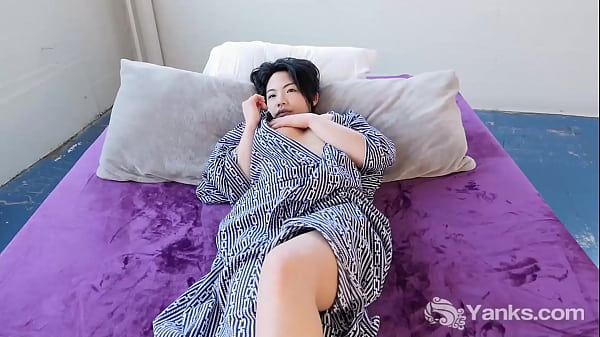 Gadis Asia Cantik Bercinta dengan Dildo Emas
