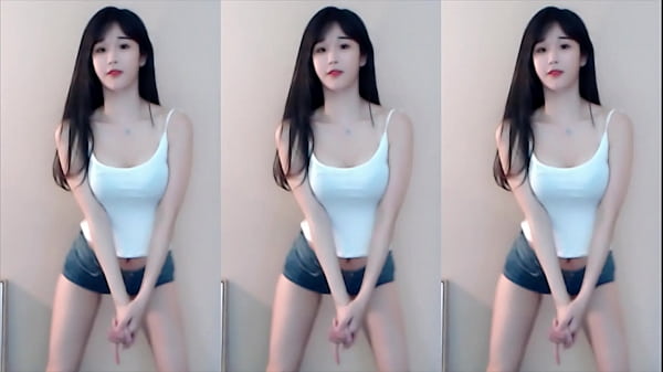 Cô gái Trung Quốc mặc áo hai dây thả dáng trên tàu lượn siêu tốc