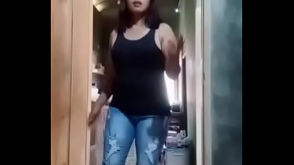 Gadis Indonesia menggoda di meja dapur