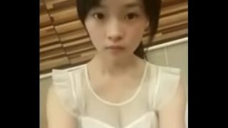 Gadis Tionghoa imut menggoda di depan webcam