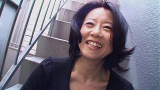Junko Sakashita, si brunette Asia yang panas, begitu terangsang oleh seorang pria sampai-sampai memamerkan payudaranya di jalanan