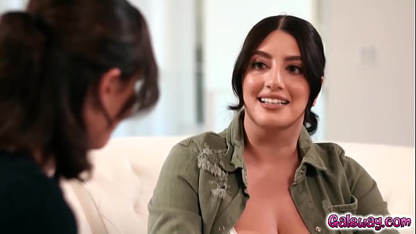 Sarah Arabic menyerah pada hasratnya, mengunjungi mantan komandannya Casey Calvert dan mengakui gairah terpendam yang membara di dalam dirinya.