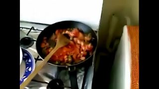 Bhabhi desi yang sedang memasak sambil menghisap