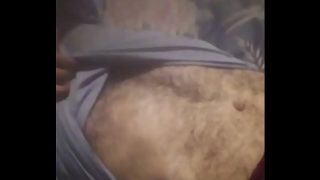 Gadis Arab yang Menggoda dengan Sorot Mata yang Membara