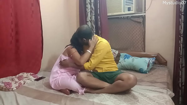 Desi gaya mein garmagaram romance, ghar par bane asli maza, Hindi mein jhukjhuki awaaz!