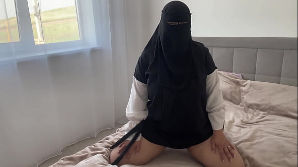 Arab Zalifah Tanpa Celana Dalam Tergairah Saat Membersihkan dan Memamerkan Lubangnya yang Mulus