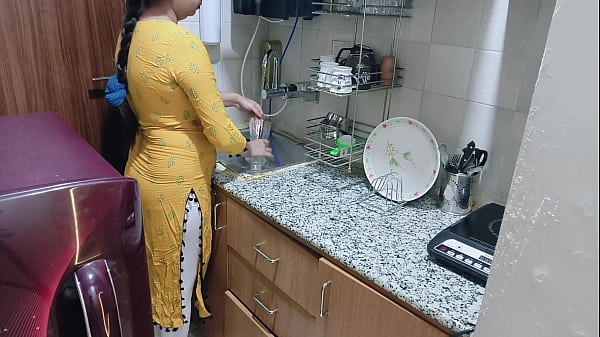 Aku Temukan Ibu Tiriku yang Lagi Horny di Dapur – Film Panas Hindi