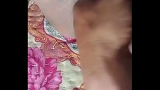 Desi bhabhi ko soya dekhkar pati ne chhed diya uski chikni chut mein
