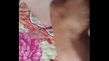 Desi bhabhi ko soya dekhkar pati ne chhed diya uski chikni chut mein
