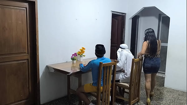 Seorang Latino dan teman Arabnya berkunjung bisnis ke Kolombia! Si Latino yang bergairah menggila meniduri pelayan yang melayani mereka.