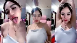 BeeFlo Pamer Ketiak Mulus yang Menggoda