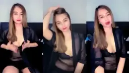 Gadis Muda Montok Mengocok Payudara di Siaran Langsung