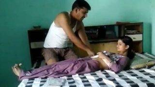 Pembantu India hisap payudara di rumah