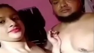 Seorang maulana merekam adegan panas dengan gadis muda dalam video dewasa berbahasa Bangla