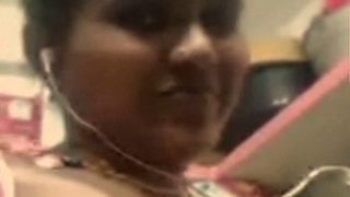 Tayangan panas video chat Desi dengan payudara menggoda