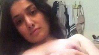 Video panas cewek Pakistan cantik memainkan lubang kemaluan dan pantatnya