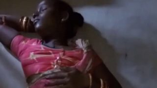 Wanita adivasi menggoda dengan mengangkat sari hingga terlihat kemaluannya